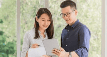 Two alumni who studied business administration and management at WOU.